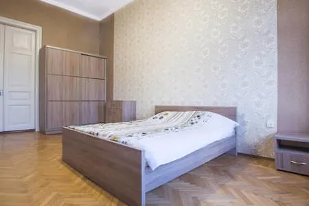 Renovated In The Center Town *